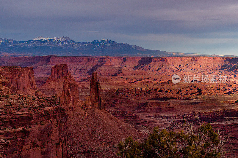 透过Mesa Arch Canyonlands国家公园观看